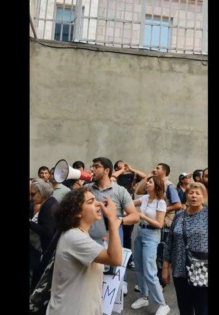 Участники акции протеста – Андранику Кочаряну: «Позор, позор!»