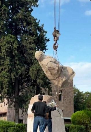 В арцахском Мартуни демонтируют памятник Монте Мелконяну