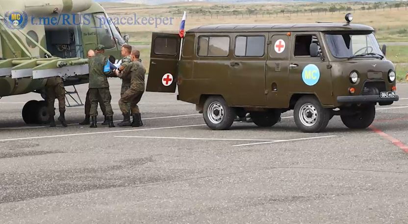 Российские миротворцы вертолетами перевозят пострадавших при взрыве в Арцахе на территорию Армении