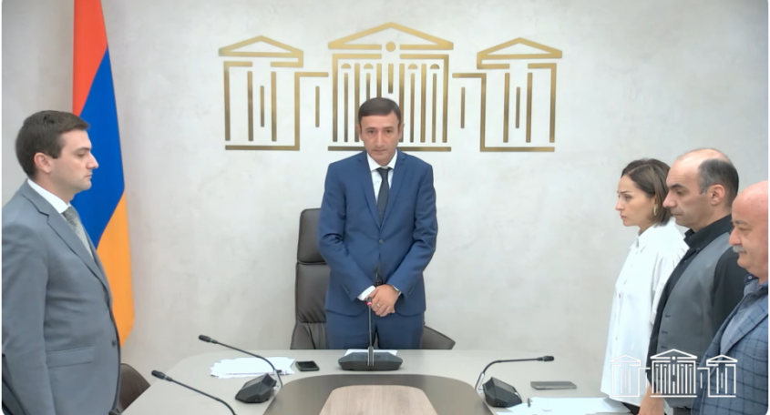 ԱԺ հանձնաժողովի նիստը սկսվեց մեկ րոպե լռությամբ՝ ի հարգանք 44-օրյա պատերազմի և Արցախում վերջին ագրեսիայի զոհերի հիշատակի