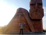«Տատիկ-պապիկ» հուշարձանը՝ Ադրբեջանի դրոշով