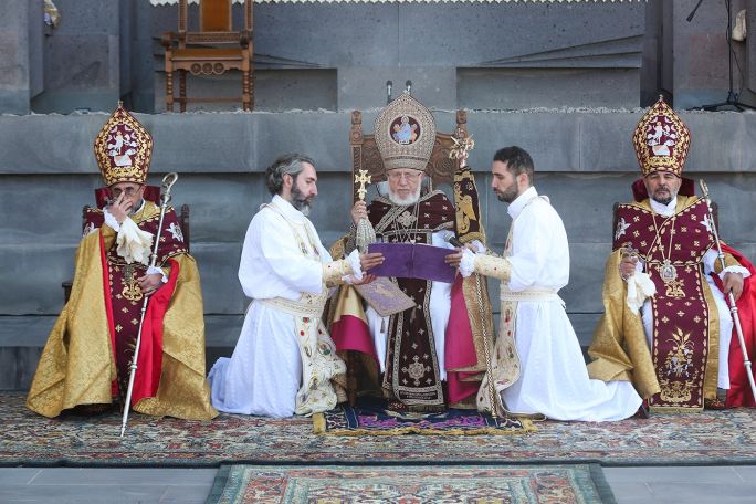Եպիսկոպոսական ձեռնադրություն և օծում Մայր Աթոռ Սուրբ Էջմիածնում