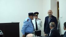 Армен Ашотян пришел в зал суда с грудным значком с флагом Арцаха