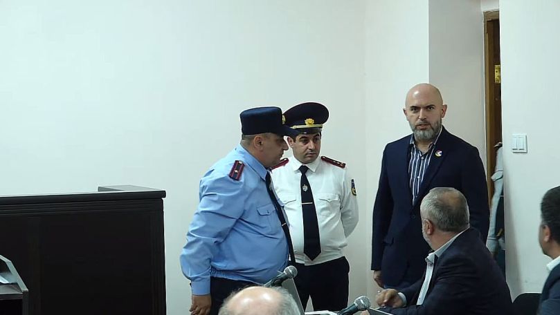 Армен Ашотян пришел в зал суда с грудным значком с флагом Арцаха