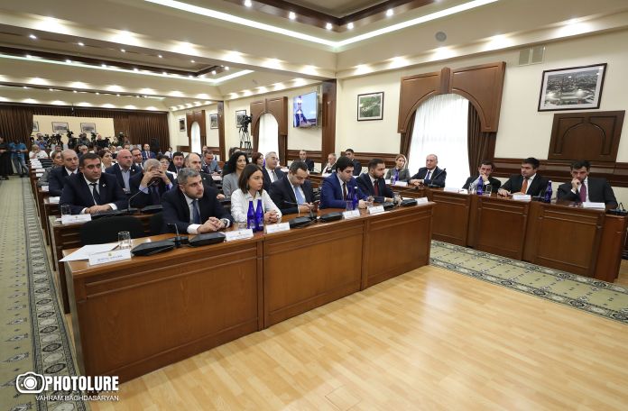 Two opposition groups boycott Yerevan municipal council meeting