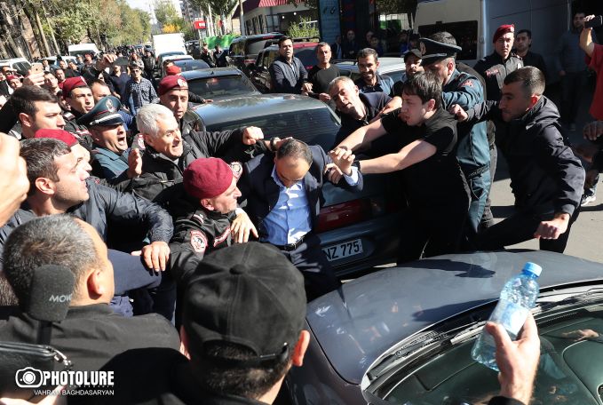 Во время акции протеста у представительства Арцаха в Ереване задержаны 4 человека