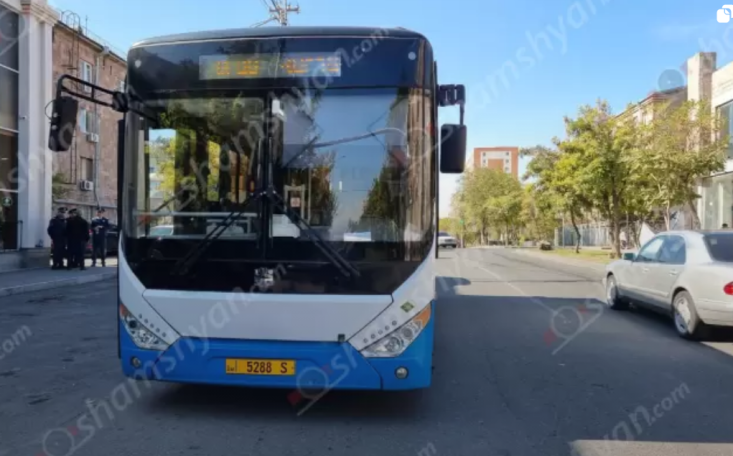 Թիվ 18 ավտոբուսի ապակու վրա կրակոցի կամ քարի հարված է հասցվել