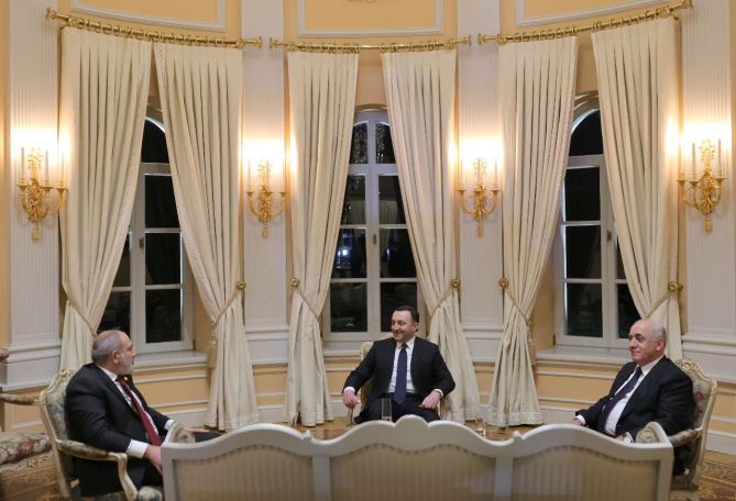 Armenian, Azerbaijani PMs meet in Tbilisi