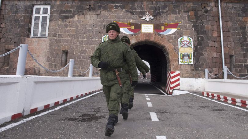Армения не сможет отказаться от российской базы до 2044-го – «Известия»