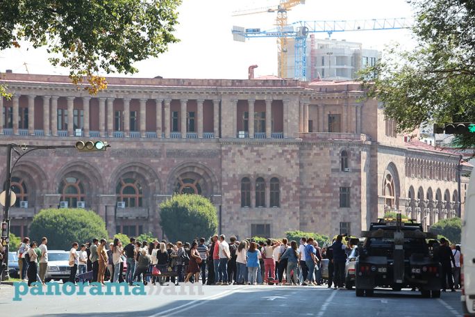 Displaced Artsakh Armenians to protest outside Labor Ministry