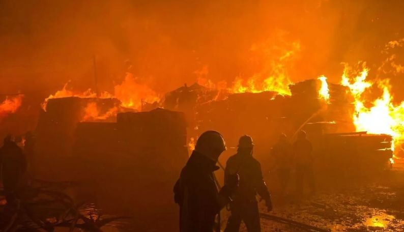 Пожар на рынке стройматериалов в Баку: погиб один человек
