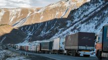 Լարսում կանգառած շուտ փչացող ապրանքներով բեռնատարների հարցը համատեղ քննարկվում է. ՊԵԿ