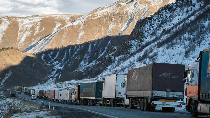 Լարսում կանգառած շուտ փչացող ապրանքներով բեռնատարների հարցը համատեղ քննարկվում է. ՊԵԿ