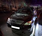В армянском Цахкадзоре столб освещения упал на движущийся автомобиль