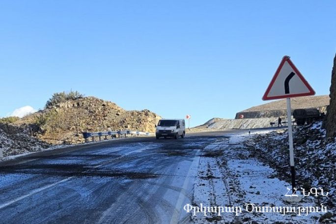 Stepantsminda-Larsi road closed to trucks