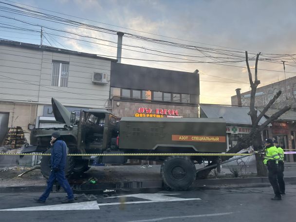 ДТП в Ереване: автомобиль врезался в магазин