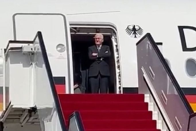 Президент ФРГ Штайнмайер полчаса ждал в самолете в Дохе, чтобы его встретили