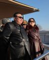 Люди в кожаном: Ким Чен Ын с дочкой наблюдал за демонстрационным полетом в День авиации