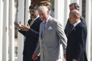 Карл III надел галстук в цвет флага Греции после скандала Сунака с греческим премьером