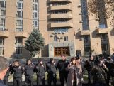 Նախարարությունների շենքի դիմաց բազմաթիվ սևբերետավորներ բերվեցին