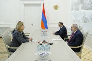 Pashinyan meets with U.S. ambassador