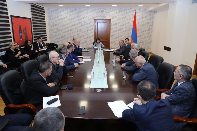 Պատմաբանները 7-րդ դասարանի «Հայոց պատմություն» դասագրքի հեղինակի ու նախարարի ներկայությամբ մատնանշել են գրքում առկա անճշտությունները