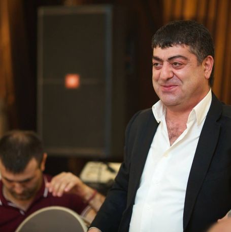 Երևանում վրաերթի է ենթարկվել հայտնի երգիչ Թաթուլ Ավոյանի տղան. Ոչ սթափ վարորդը մեքենայով հայտնվել է սննդի կետում