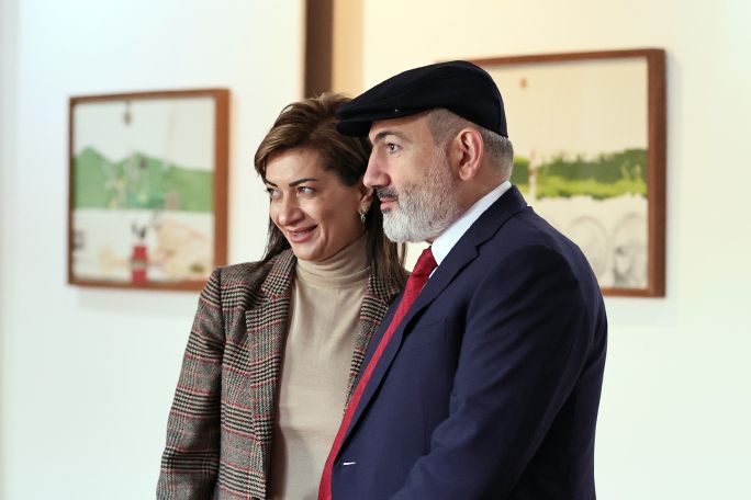 «Կոմունիզմի մահվան տեսիլները». Փաշինյանը կնոջ հետ ցուցահանդես է այցելել
