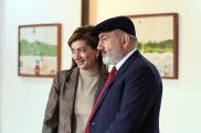 «Видения смерти коммунизма»: Пашинян с супругой посетил выставку