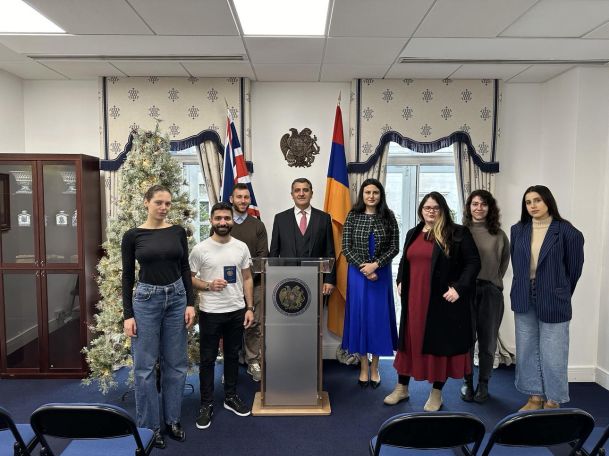 Armenian citizens take loyalty oaths at new Armenian Embassy in UK