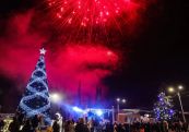 Грузия: ветер повалил главную новогоднюю елку города Душети