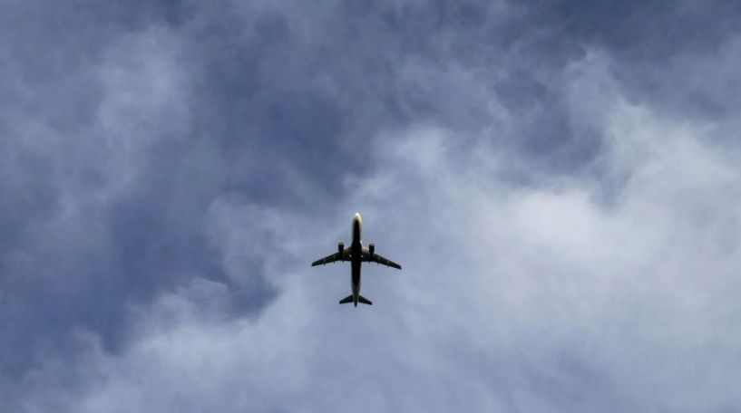 Хаос из-за шторма в Британии: самолет чуть не сдуло ветром в момент посадки в аэропорту