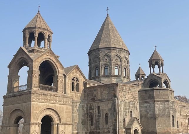Մայր Աթոռ. Դադարեցնել «Հայոց պատմություն» դասագրքի կիրառությունը և ձեռնամուխ լինել նոր դասագրքի պատրաստման աշխատանքների