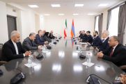 Armenian, Iranian FMs hold enlarged meeting