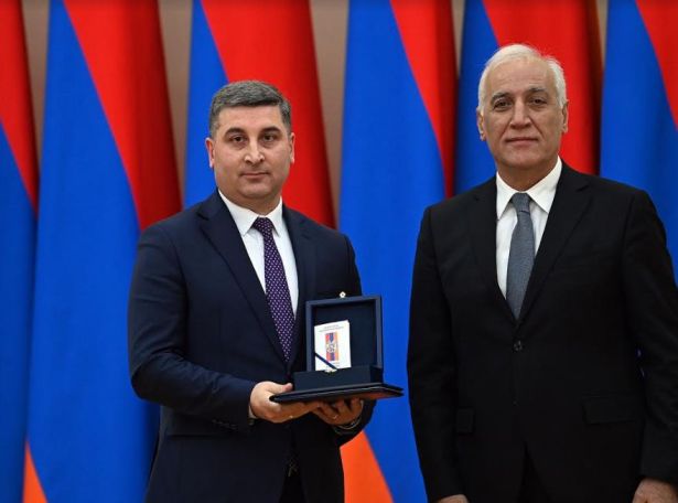 ՀՀ նախագահը մեդալներ է հանձնել  պետական պաշտոնյաներին Արցախից բռնագաղթածներին  աջակցելու համար