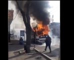 В Ереване загоревшийся троллейбус врезался в машину патрульной службы