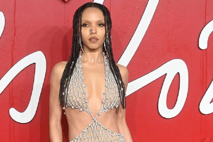 Рекламу Calvin Klein с британской певицей FKA Twigs запретили из-за жалоб