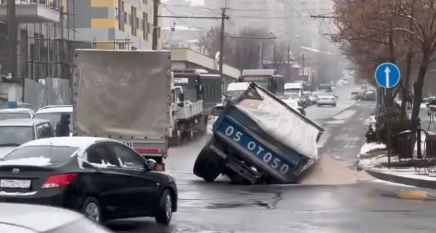 Երևանում բեռնատարն ընթացքի ժամանակ հայտնվել է մեծ փոսի մեջ