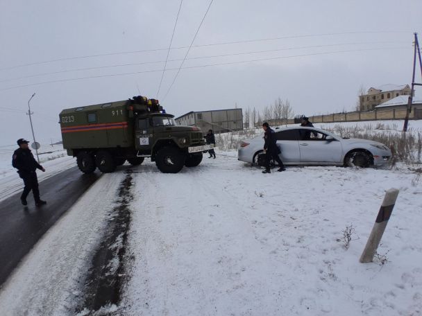 В Армении спасатели вызволили из снежного плена 137 транспортных средств