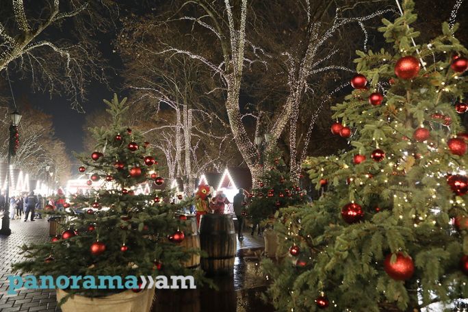 В центре Еревана появились «поющие» скамейки и умное пианино: репортаж «МИР 24»