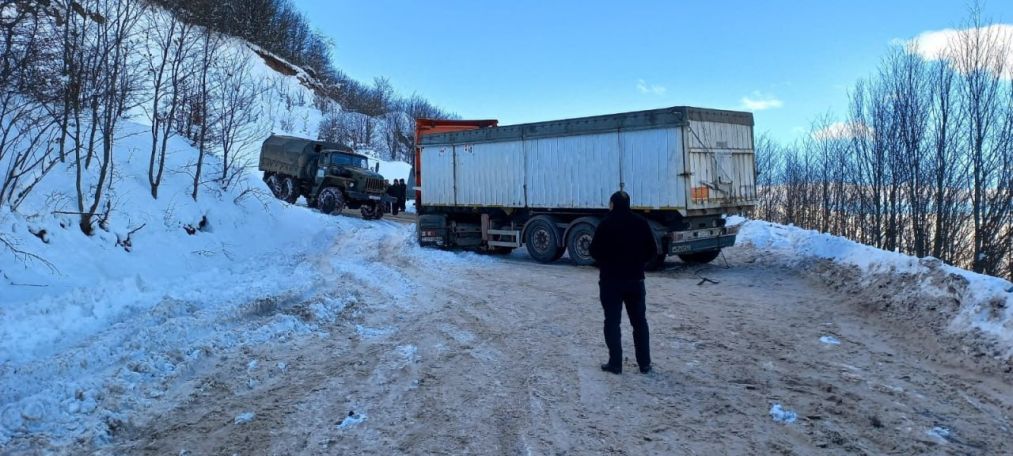 Только на дороге Татев-Лцен в Сюникской области Армении спасатели помогли выбраться на проезжую часть водителям 79 машин