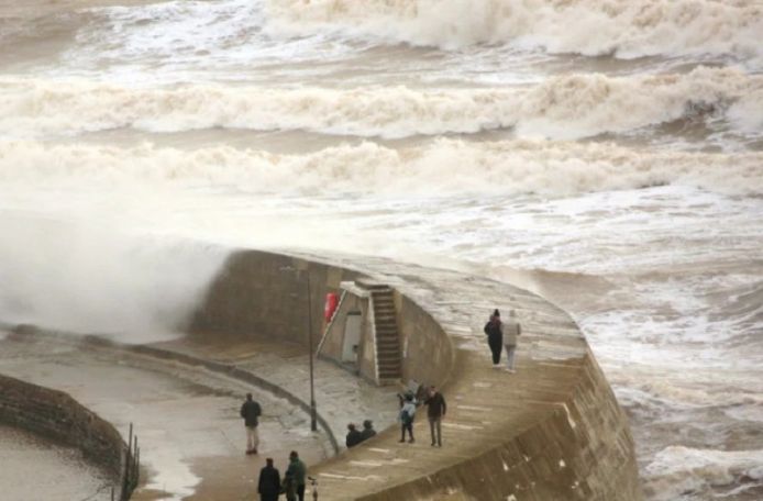 Storm Isha batters UK, leaves thousands without power