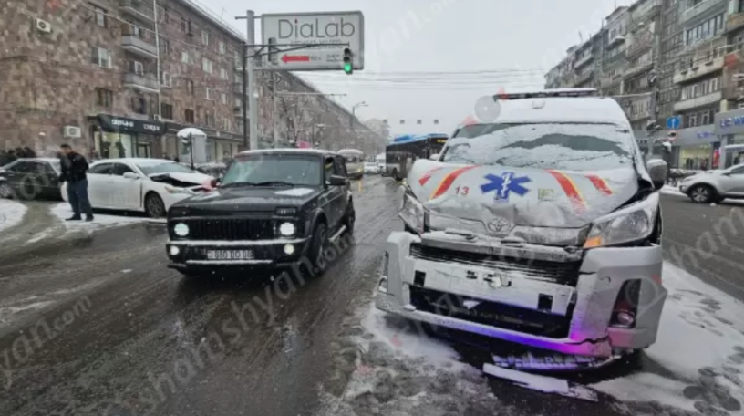 В Ереване из-за гололеда столкнулись «Mazda», «Toyota» и машина «Скорой помощи»: есть пострадавшие