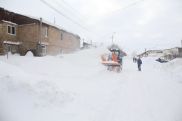 В Джермуке машину полностью замело снегом
