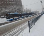 Люди часами мерзнут на остановках в Ереване. Где автобусы?