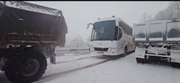 В Сюнике спасатели вызволили застрявшие из-за снега и гололеда автобус и грузовик