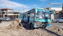 ДТП в Ереване: столкнулись обслуживающий маршрут номер 67 автобус и 4 автомобиля