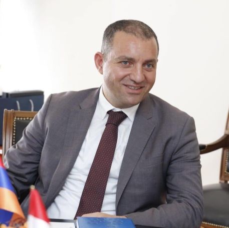 Министр экономики Армении Ваан Керобян подал в отставку