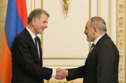 Pashinyan meets with Richard Moore