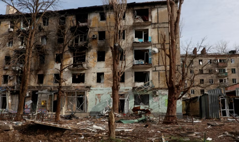 Ukrainian forces withdraw from key eastern town